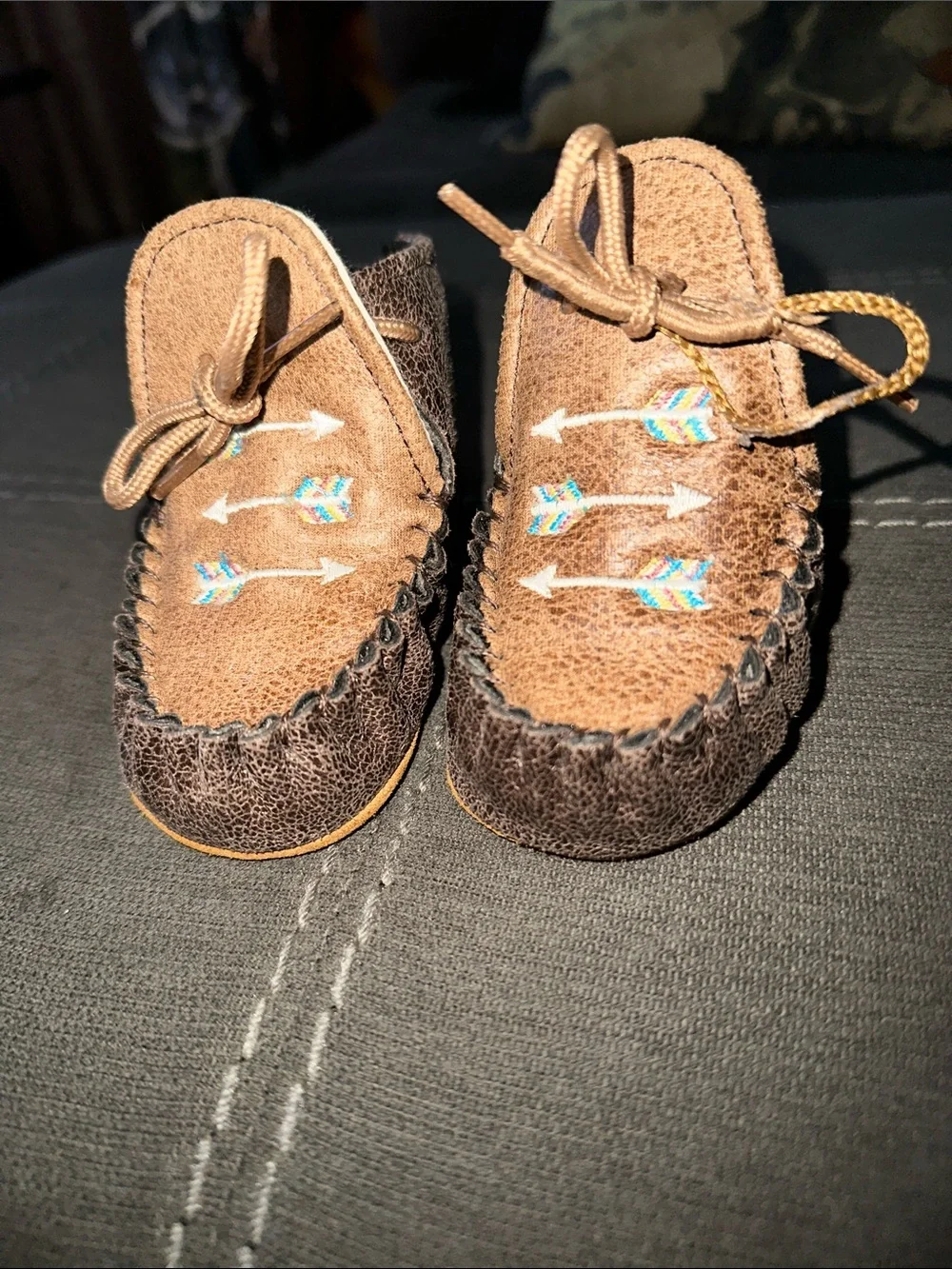 Old West Brown Kids Moccasin Shoes with Arrow Embroidery - Picture 1 of 4